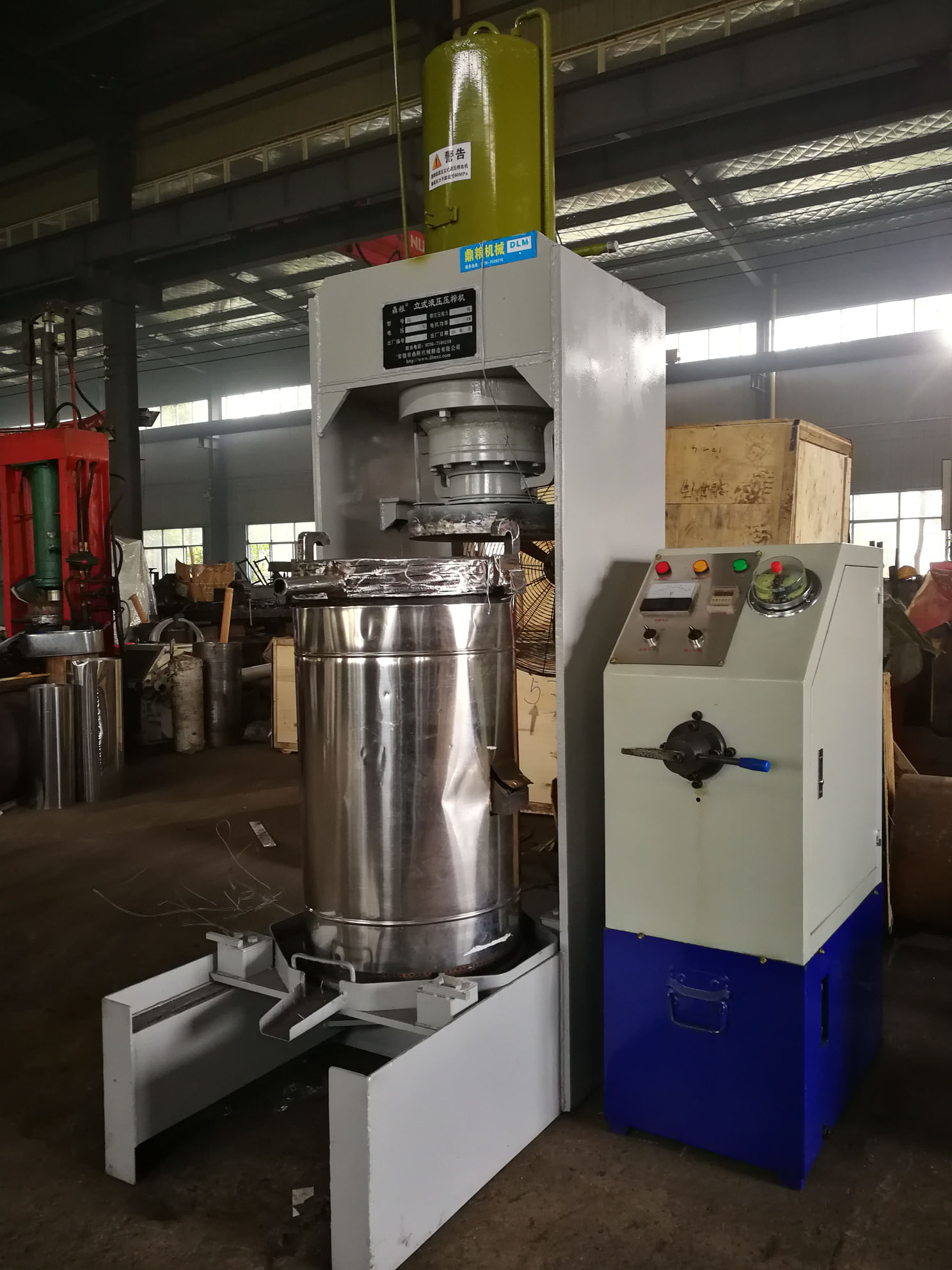 不銹鋼超高壓立式液壓壓榨機(jī)，果汁壓榨機(jī)，果渣壓榨機(jī)，藥材壓榨，油渣處理，白土壓榨